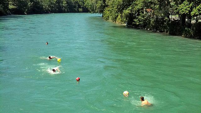 Il ne faut pas craindre le courant et l'eau fraîche lorsque on se baigne dans l'Aar. [henry buxant]