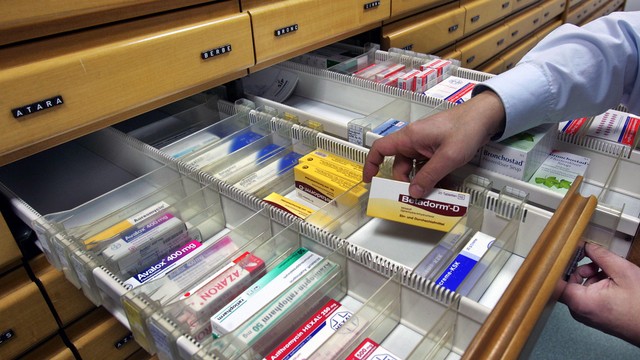 Certains médicaments retirés du marché en France sont vendus dans les pharmacies de Suisse. [Michael Probst]