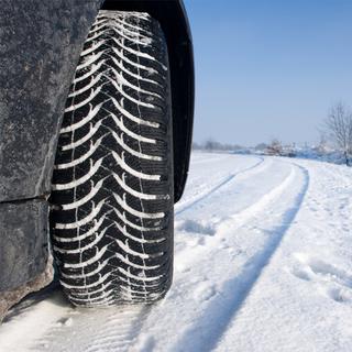 De bons pneus d'hiver assurent un surcroît d'adhérence sur les routes glacées ou enneigées.
picsxl
Fotolia [picsxl]