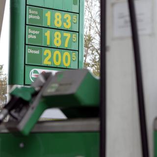 Les différents types de carburants aux pompes à essence interrogent certains consommateurs. [Martial Trezzini]