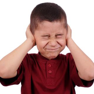 Les enfants peuvent souffrir du bruit lors de concerts. [cantor pannatto]