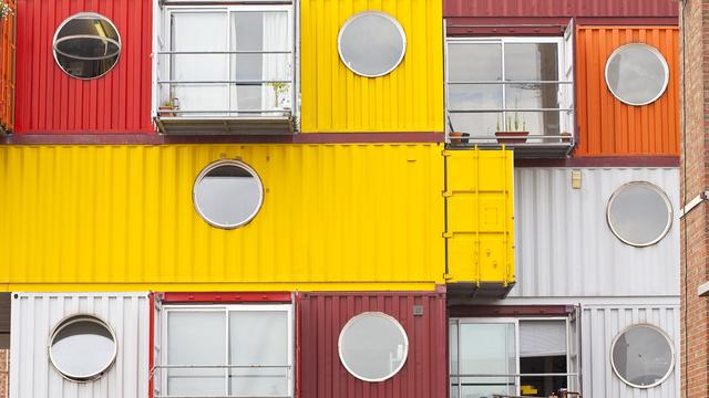 Des containers utilisés pour de l'habitation au Royaume-Uni. [maisant ludovic]