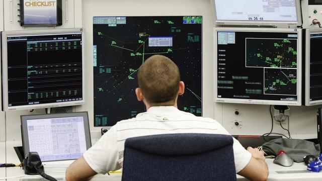 Skyguide contrôle le trafic des avions civils et militaires en Suisse, soit environ 1 million de vols par année. [Steffen Schmidt]