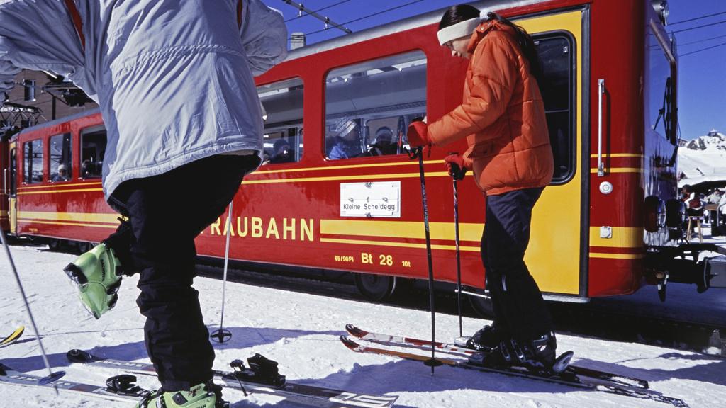 Le matériel de sports d'hiver est lourd, mais n'empêche pas le recours au train ou au bus.
keystone / martin ruetschi [martin ruetschi]