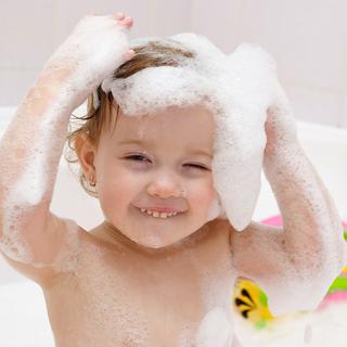 Trop de bains et trop de savon ne sont pas bon pour les enfants qui ont la peau sèche. [vitalinko]
