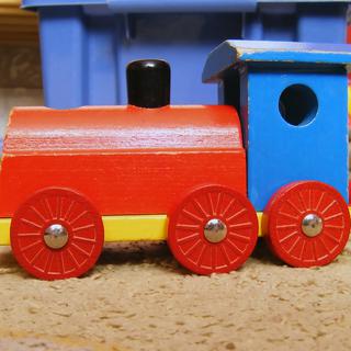 Le petit train, un jouet indémodable qui traverse les génération. [monregard]