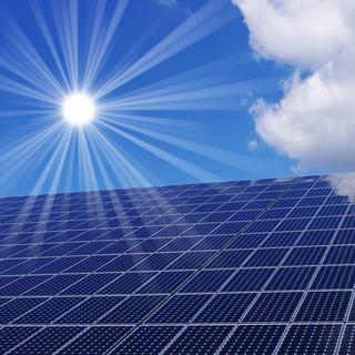 Les centrales solaires à concentration peuvent produire autant d'électricité que certaines centrales nucléaires. panneau solaire énergie [Rafomundo]