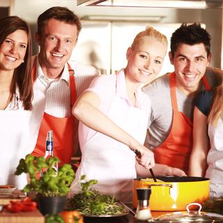 Cuisiner en équipe permet de solidifier les relations entre collègues. [Peter Atkins]