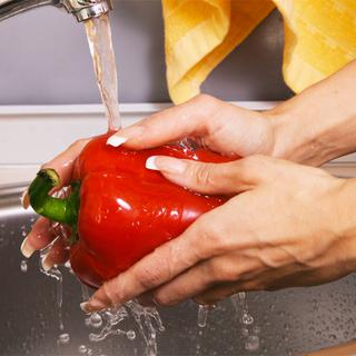 La plupart des consommateurs lave ses légumes et ses fruits à l'eau claire.
George Dolgikh
Fotolia [George Dolgikh]