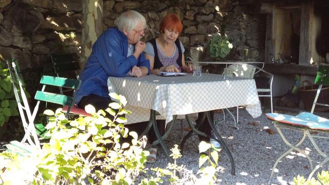 Gladys et Claude dans le jardin de leur B&B.
Johanna Commenge
RTS [Johanna Commenge]