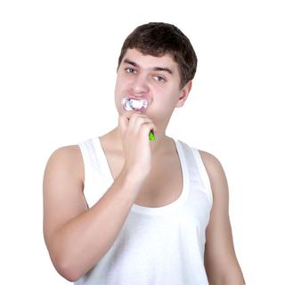Un bon brossage des dents, c'est entre deux et trois minutes. 
Alexmina
Fotolia [Alexmina]