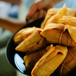 Les tamales mexicains sont emballés dans une feuille de maïs, ils peuvent être sucrés ou salés. [Francisco Nogueira]