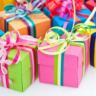 Une ethnologue explique pourquoi on emballe les cadeaux. cadeaux couleurs [Frog 974]