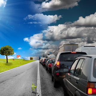 Les cantons organisent des actions pour tenter de réduire le trafic automobile et sensibiliser les automobilistes. voiture pollution co2 ozone [alphaspirit]