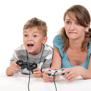 Les adultes sont souvent démunis face à l'univers des jeux vidéo.
DenisNata
Fotolia [DenisNata]