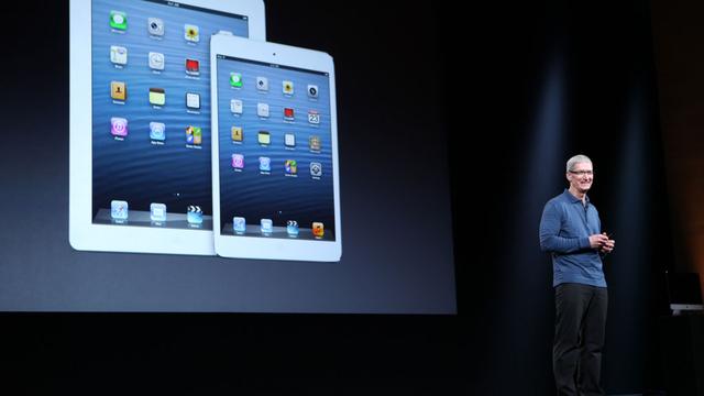 Tim Cook, directeur d'Apple, présente la 4e génération d'iPad, le 23 octobre 2012 en Californie.
Kimihiro Hoshino
AFP PHOTO [Kimihiro Hoshino]