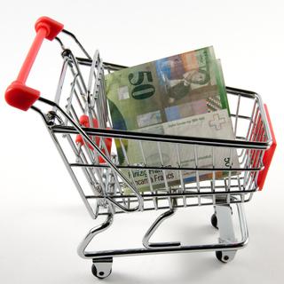 En Suisse, les consommateurs ont régulièrement le sentiment de ne pas pouvoir profiter de la concurrence. caddie, argent, consommation supermarché [VRD]