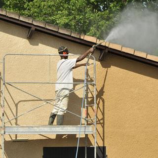 Certains produits pour nettoyer la mousse sur les toit sont dangereux pour l'environnement. [Adrien Roussel]