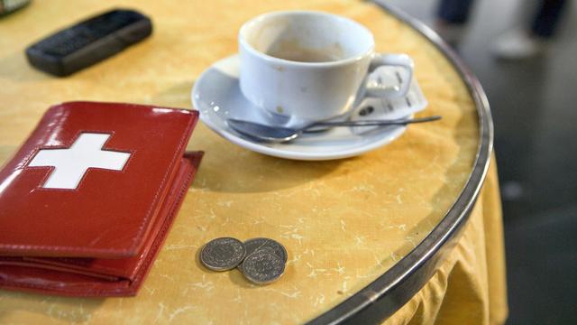 En Suisse, la pratique du pourboire est répandue bien que le service soit compris dans les cafés. 
Martin Ruetschi
Keystone [Martin Ruetschi]