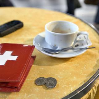 En Suisse, la pratique du pourboire est répandue bien que le service soit compris dans les cafés. 
Martin Ruetschi
Keystone [Martin Ruetschi]
