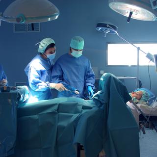 Le libre choix des hôpitaux est limité pour certains assurés de la Supra. hôpital, opération chirurgie, clinique, [Fotolia - olly]