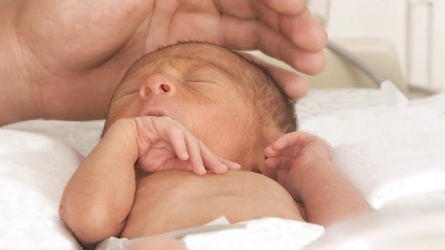 Les progrès techniques permettent de sauver les prématurés, mais ce n’est pas toujours sans séquelles. bébé couveuse [reflektastudios]