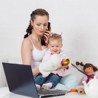 Il est possible de trouver une baby-sitter grâce à internet. [Dmitriy Melniko]