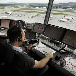 Des employers de Skyguide surveille le trafic aérien à l'aéroport de Zurich. [Steffen Schmidt]