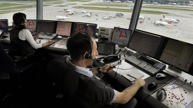 Des employers de Skyguide surveille le trafic aérien à l'aéroport de Zurich. [Steffen Schmidt]