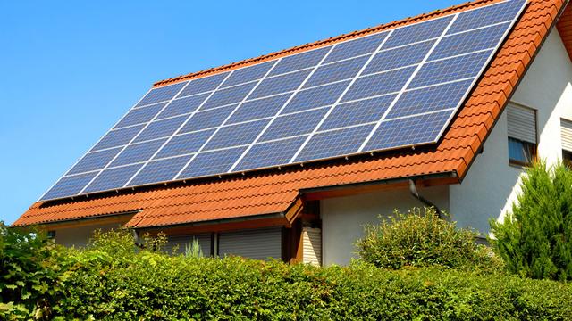 A l'avenir, il sera plus simple d'installer des panneaux solaires sur sa maison. [Smileus]