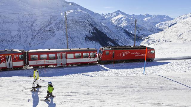 Le "Glacier Express" dessert plusieurs stations de ski sur son chemin. [Keystone - Martin Ruetschi]