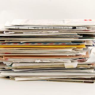 Des milliers de lettres mal adressées arrivent chaque année au centre de tri postal d'Eclépens. [thierry hoarau]