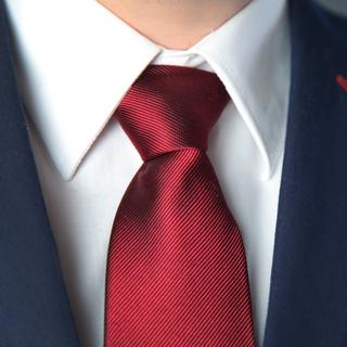 Les cravates en soie sont fragiles. [Foxy A]