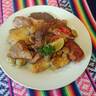Le plat péruvien pachamanca. [Restaurant "Ici c'est le Pérou" - Lydia Gabor]