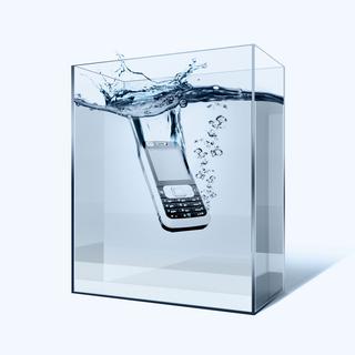 Certains téléphones portables résistent désormais à l'eau. [raven]