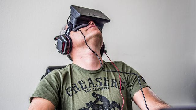 Sergey Orlovskiy teste le casque de réalité virtuelle Oculus Rift. [CC BY-SA 2.0]