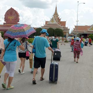 Touristes à la frontière entre le Cambodge et le Vietnam. [Tang Chhin Sothy]