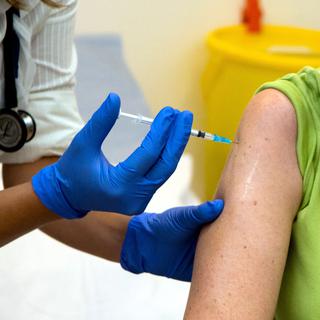 Une volontaire britannique se fait injecter le vaccin contre ebola. [Steve Parsons / POOL]