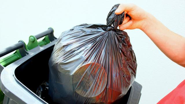Tous les 10 ans, l’Office fédéral de l’environnement analyse la composition des ordures suisses. [Patryssia]