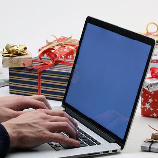 De nombreuses personnes commandent leurs cadeaux de Noël sur internet. [Fotolia - Kreus]