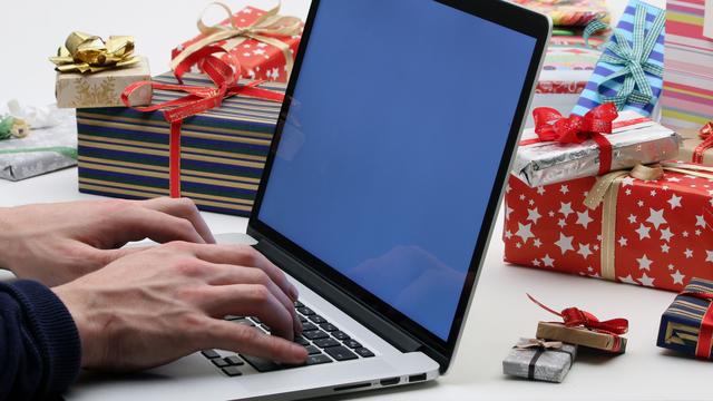 De nombreuses personnes commandent leurs cadeaux de Noël sur internet. [Fotolia - Kreus]