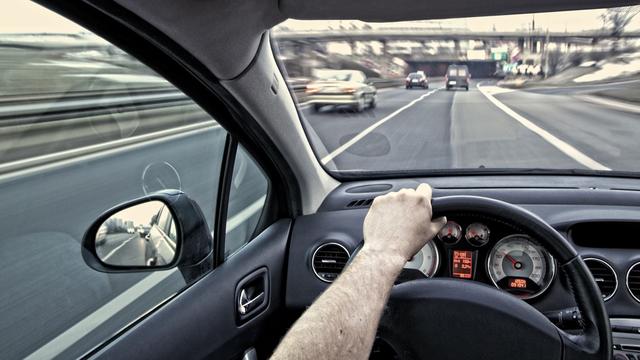 La bonne distance entre les véhicules sur l'autoroute est primordiale. [ambrozinio]