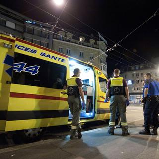 Des ambulanciers en intervention en ville de Lausanne. [Dominic Favre]