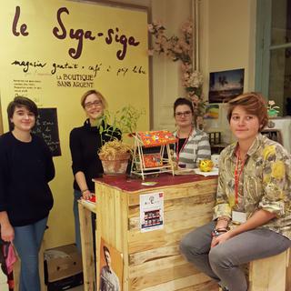 Reportage à la "Boutique sans argent" à Paris. [RTS - Xavier Bloch]
