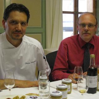 Thierry Schlatter, chef des cuisines de l’Ecole hôtelière de Genève, et son collègue Christophe Dubois, notamment professeur d’œnologie. [RTS - Gabrielle Desarzens]
