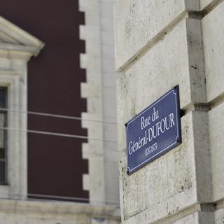 Une plaque de la rue au nom du Général Dufour à Genève. [Keystone - Martial Trezzini]