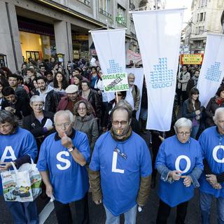 Des personnes de l'Asloca défilent lors d'une manifestation à Lausanne en 2012. [Keystone - Laurent Gilliéron]