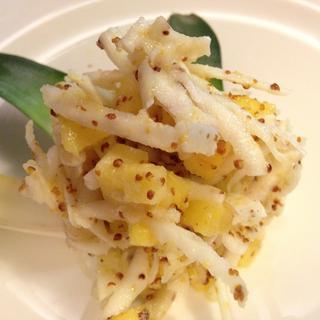 La moutarde de Meaux, le céleri et l’ananas s’allient à merveille dans cette salade hyper rapide à préparer. [RTS - Antoine Droux]