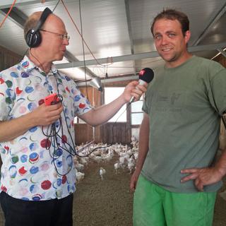 Xavier Bloch rencontre l'agriculteur Yves Grolimund du domaine du "Nant d’Avril" à Satigny (GE). [RTS]