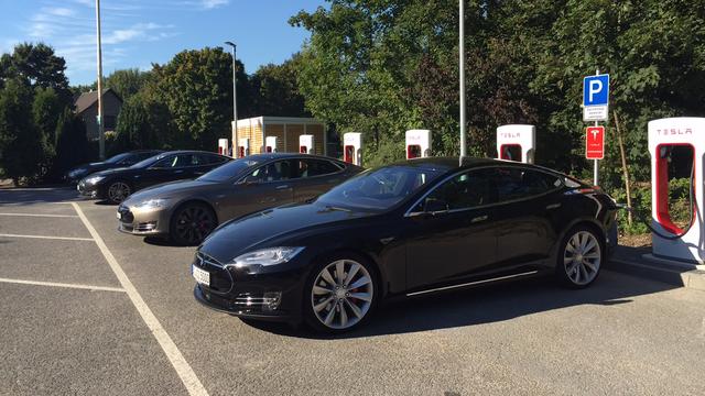 Un superchargeur Tesla à Duisbourg en Allemagne. [RTS - Henry Buxant]